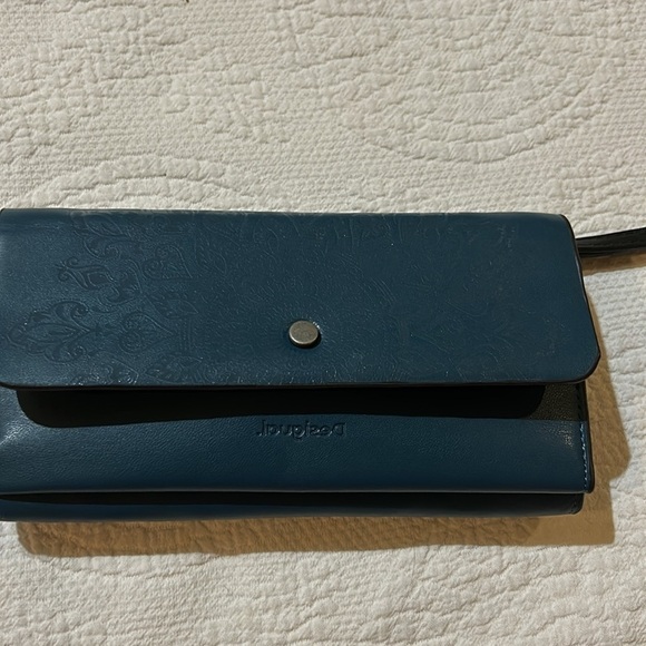 Desigual Deva reversible wallet/wristlet NEW - Picture 5 of 9